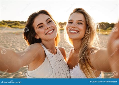 Deux Jeunes Femmes Caucasiennes Souriant Et Prenant Le Selfie Photo Sur