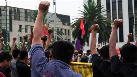 Padres de los 43 de Ayotzinapa instalan plantón frente a Palacio