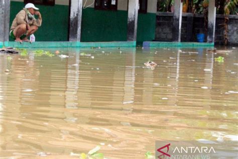 Banjir Melanda Sejumlah Daerah Di Karawang Akibat Hujan Deras ANTARA