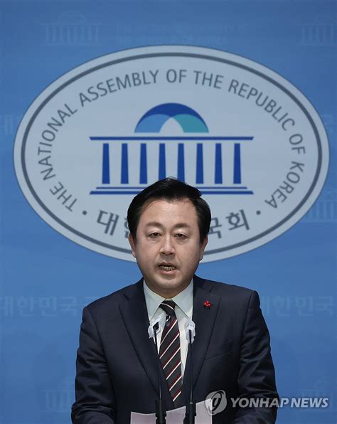 Ex Lawmaker Quits Ruling Party Yonhap News Agency