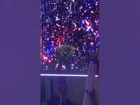 Димаш концерт Алматы 2022. Димаш костюмын бақытты жан қағып алды - YouTube