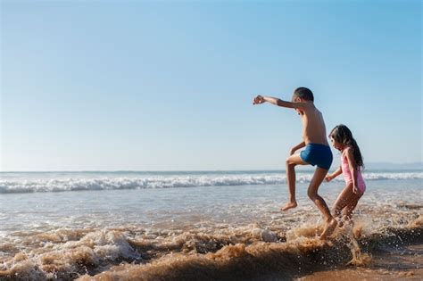 Les Enfants S Amusent La Plage Photo Gratuite