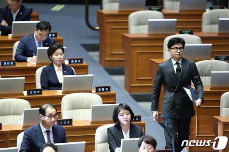 윤관석·이성만 체포동의요청 위해 단상으로 향하는 한동훈 장관 네이트 뉴스