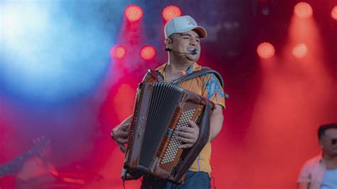 Tarcísio do Acordeon anuncia o lançamento do DVD Ao Vivo e Sem Cortes