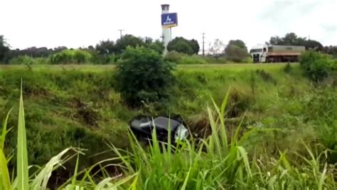 Carro Sai Da Pista E Cai Em Barranco S Margens Da Br Em Cascavel