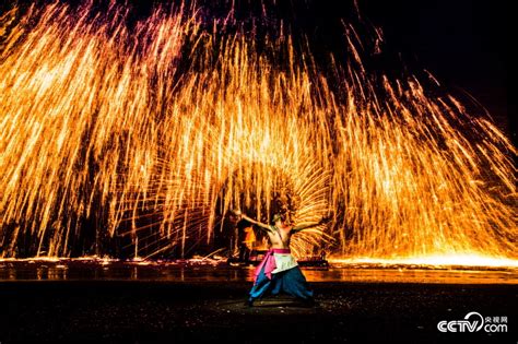 张家口蔚县打树花场面震撼 组图 国际在线