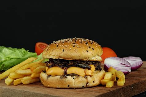 Hamburger Aux Oignons Caramélisés Fromage Et Frites Avec Laitue