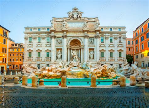 Fototapeta Fontanna di Trevi Fontana di Trevi w świetle poranka w