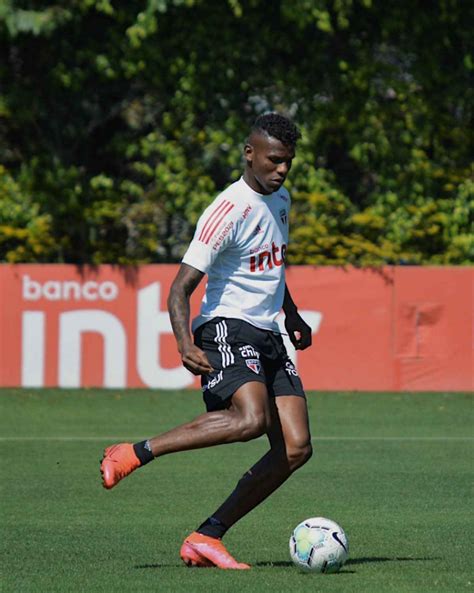 Protesto No Ct Torcida Do S O Paulo Mostra Sua Insatisfa O O