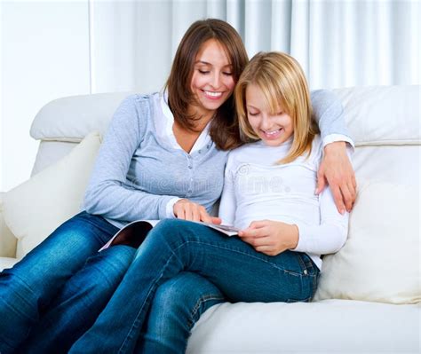 Rire De Maman Et De Fille Adolescente Photo Stock Image Du Plaisir