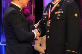 Soldier receives USO's Military Leadership Award | Article | The United ...