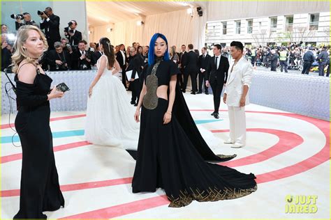 Photo Margaret Zhang Olivia Wilde Same Dress Met Gala 10 Photo