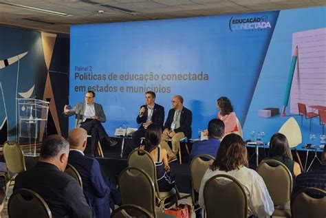 Secretário debate uso de tecnologias nas escolas durante evento em