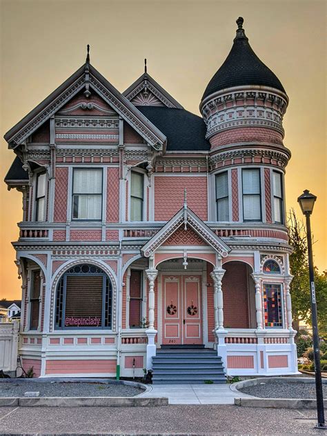 The Pink Lady Mansion, Eureka, California : r/ArchitecturePorn