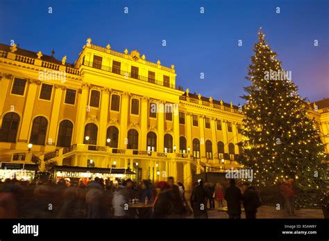 Christmas market at schonbrunn palace hi-res stock photography and ...