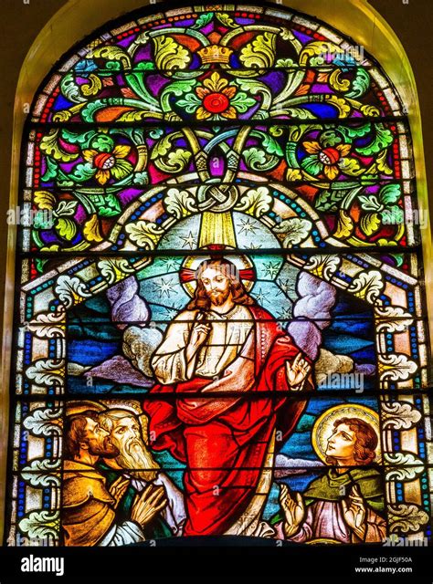 Resurrección Ascensión Jesucristo vidrieras Iglesia Católica de Santa