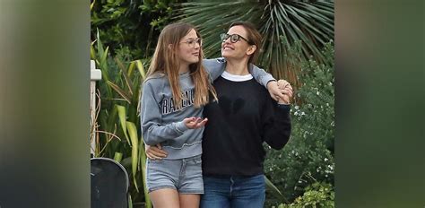 Jennifer Garner And Look Alike Daughter Violet 17 Run Errands Together