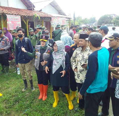 Sinergi Tni Polri Bersihkan Sampah Kali Cenang