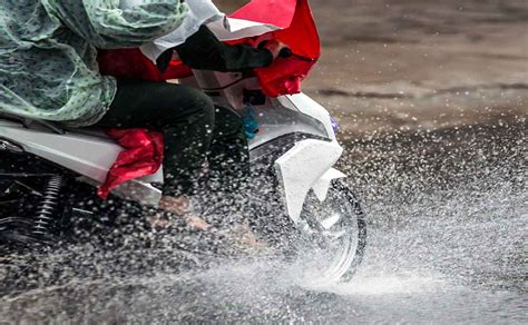 Consejos Para Conducir Tu Moto Con Lluvia Con Total Seguridad