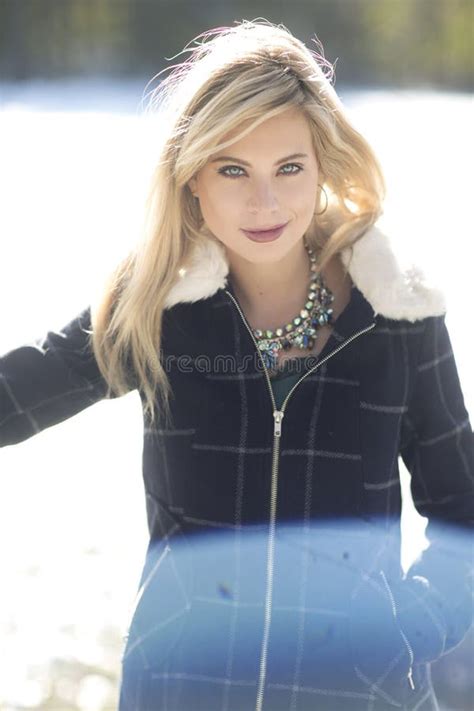 Une Femme Blonde Magnifique Avec Des Yeux Bleus Piercing Et Une Veste D Hiver De Plaid De Marine