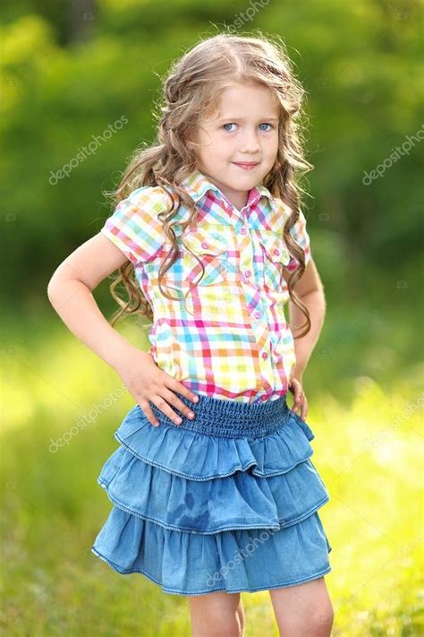 Portrait de petite fille en plein air en été image libre de droit par