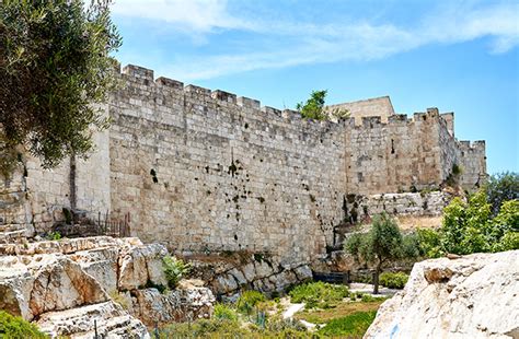 Reconstrução dos muros de Jerusalém estudo Neemias