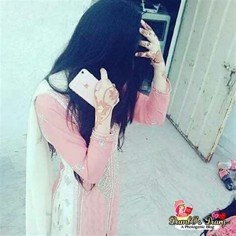 Latest Cute And Stylish Girls With Mobiles Profile Pictures And Whatsapp Dp