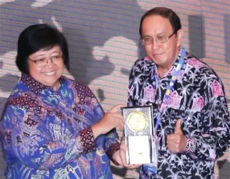 ROR Terima Piala Adipura Kategori Kota Kecil Untuk Tondano Meimo News