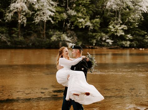 Elopement i grönskande miljö Jess Ethan