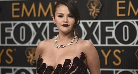 Selena Gomez Arrasa En Los Emmy Con Elegante Vestido Strapless De