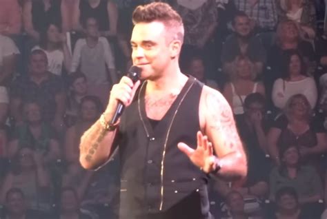 Vídeo Robbie Williams coquetea por error con una menor en pleno concierto