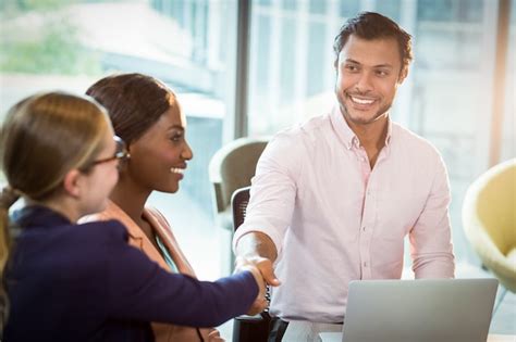 Colega De Trabalho Que Agita As M Os Um Colega Durante A Reuni O