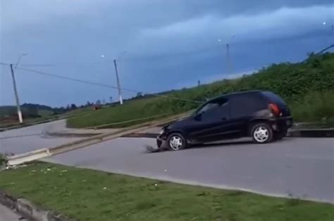 Homem Perde Controle De Carro E Colide Contra Poste Em Murici