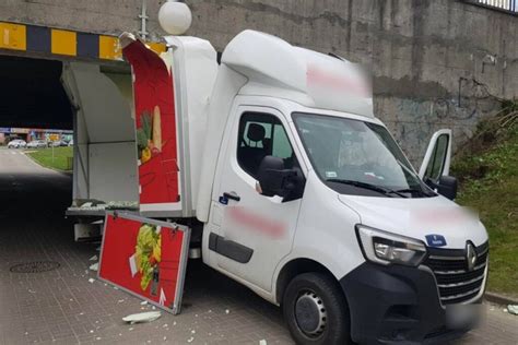 Aż ramę wygięło kierowca Renault Master wbił się pod wiadukt