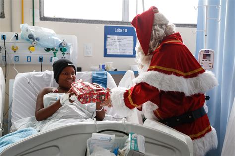 Papai Noel Leva Magia Do Natal A Pacientes Do Hospital Souza Aguiar