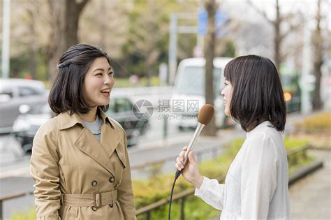 年轻女记者街头采访路人高清图片下载 正版图片502092984 摄图网