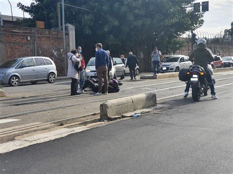 Violento Scontro Auto Moto In Via Bonino Centauro Rimbalza Sulla