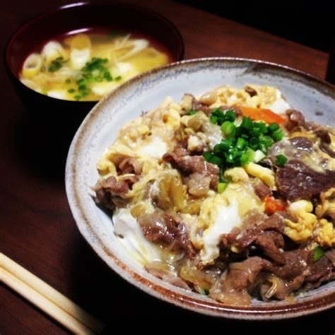 ばあばの 牛とじ丼 By Shacoharu 【クックパッド】 簡単おいしいみんなのレシピが396万品