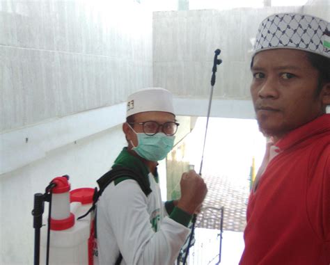 Cegah Corona Fpi Pangandaran Semprotkan Disinfektan Di Masjid Jami Al