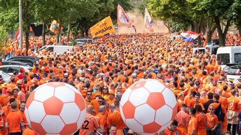 Em Oranje Invasion Holl Nder Feiern Mega Party In Hamburg