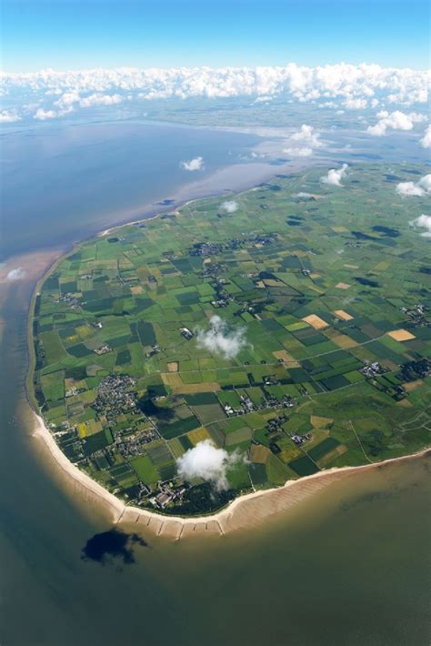 Luftaufnahme Utersum Küsten Landschaft am Sandstrand der Nordsee in