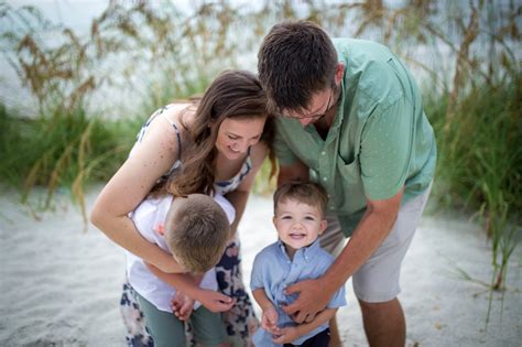 Fun Family Beach Poses — Kelly Goggin Photography