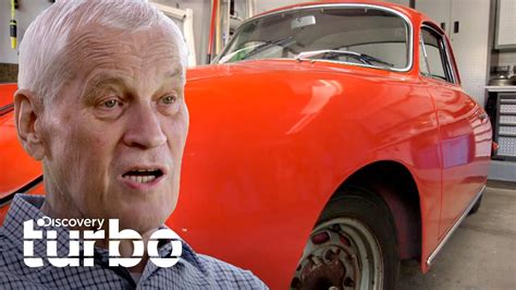 Eles ajudam a consertar um Porsche 1963 que está guardado desde os anos