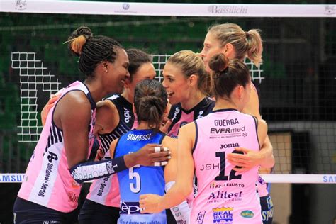 Pallavolo A Femminile Pom Se Ci Sei Batti Un Colpo Ivolley Magazine