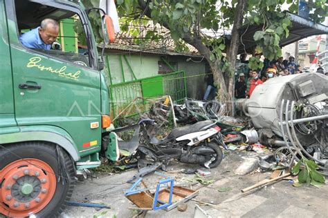 Evakuasi Kecelakaan Truk Kontainer Di Bekasi Antara Foto