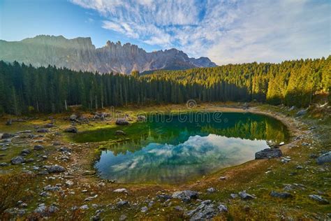 Lago Carezza Lago Lago Lago Di Carezza Karersee Con Monte Latemar