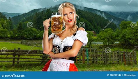 Oktoberfest Fille Serveuse Avec Bi Re Femme V Tue D Une Salade