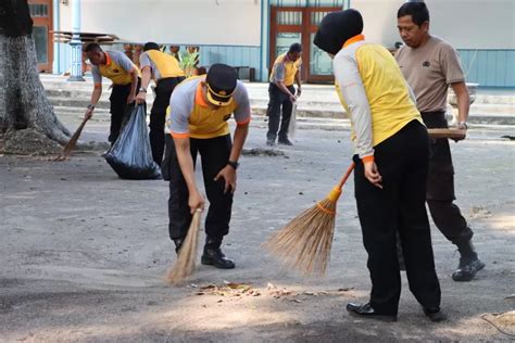 Polresta Surakarta Gelar Kerja Bakti Di Cagar Budaya Keraton Kasunanan