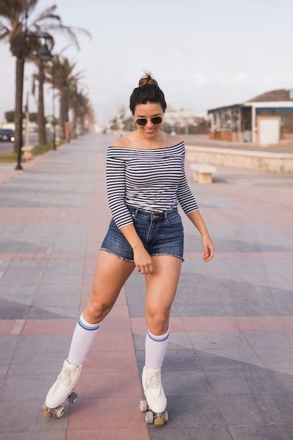 Retrato De Um Sorrindo Mulher Jovem Desgastar Culos De Sol