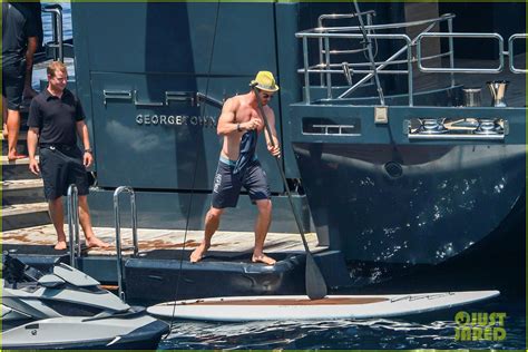 Photo Chris Hemsworth Shirtless Corsica Wife Elsa Pataky Bikini